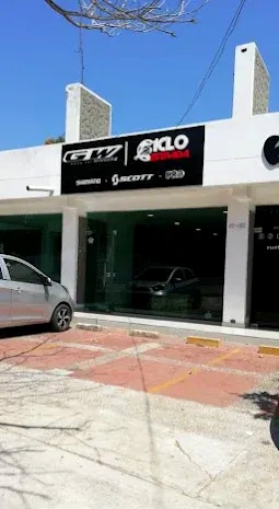 Fachada comercial de Ciclo Estrada distribuidor oficial GW, Shimano y Scott con parqueadero