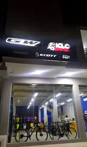 Vitrina iluminada de Ciclo Estrada con bicicletas Scott y GW y taller mecánico interior